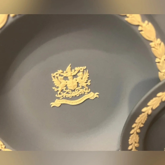 WEDGWOOD Vtg Blue Jasperware Mini Plate City of London Crest 4.5” &  7” … - Picture 5 of 8